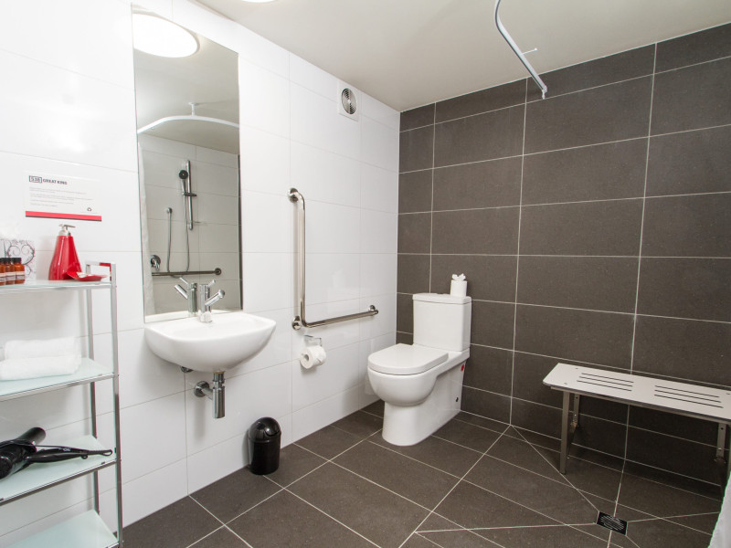 spacious bathroom well equipped